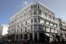 Image du Maroc Professionnelle de  Une des façades les plus représentatives de l’architecture du début du XXème siècle située sur le boulevard Mohamed V, l'un des plus anciens de "Casablanca". De nombreux architectes internationaux, et surtout des français, qui se sont inspirés des courants des Art Nouveau en vogue en Europe et particulièrement des Art Déco en y ajoutant des caractéristiques locales tel que, stucs, sculptures ou de zelliges, visible sur les façades des immeubles construits pour les colons à Casablanca, Dimanche 11 Janvier 2009. (Photo / Abdeljalil Bounhar)
 